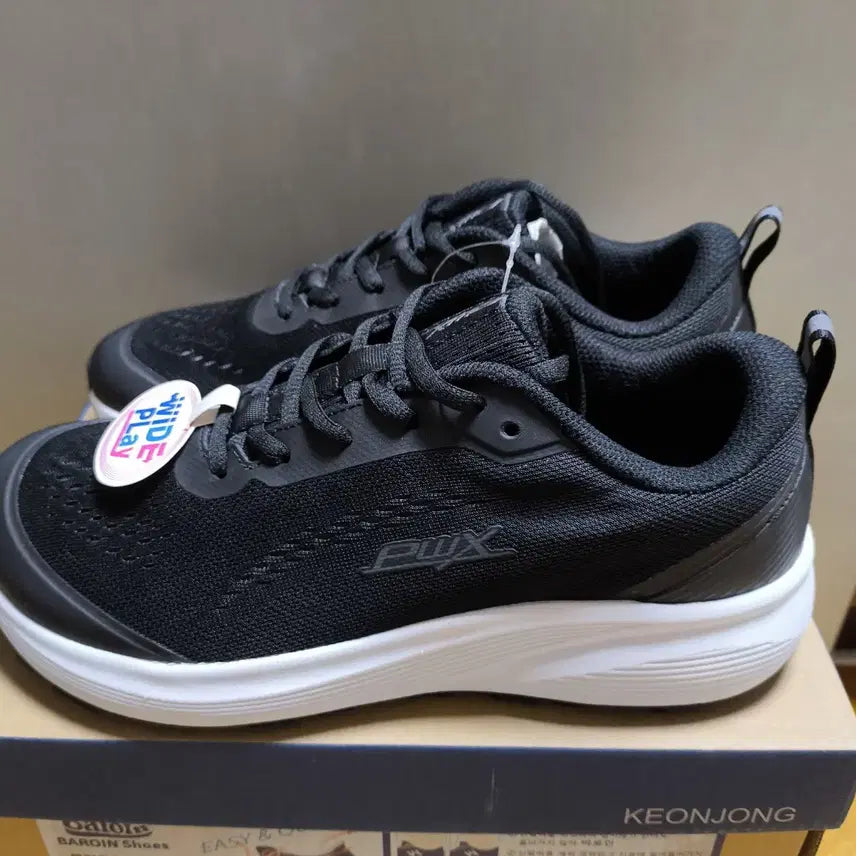 [SOLD OUT] (새상품)260 남성 발볼 넓은 특허 운동화 경량 통기성 프로월드컵