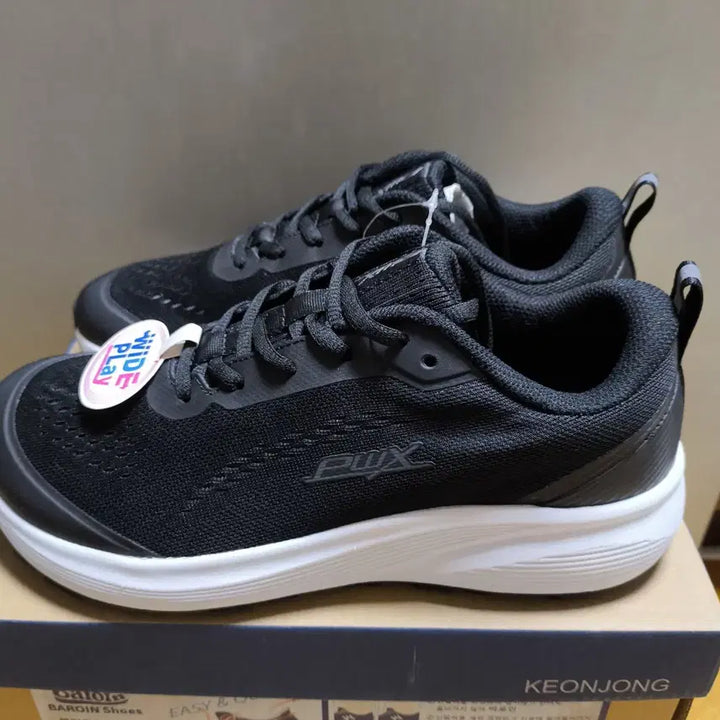 [SOLD OUT] (새상품)260 남성 발볼 넓은 특허 운동화 경량 통기성 프로월드컵