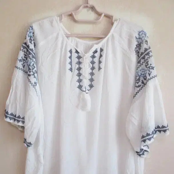 [BUNJANG] White Embroidered Bohemian Blouse (Oversized) / 화이트 자수 /보헤미안 블라우스 (박시함)