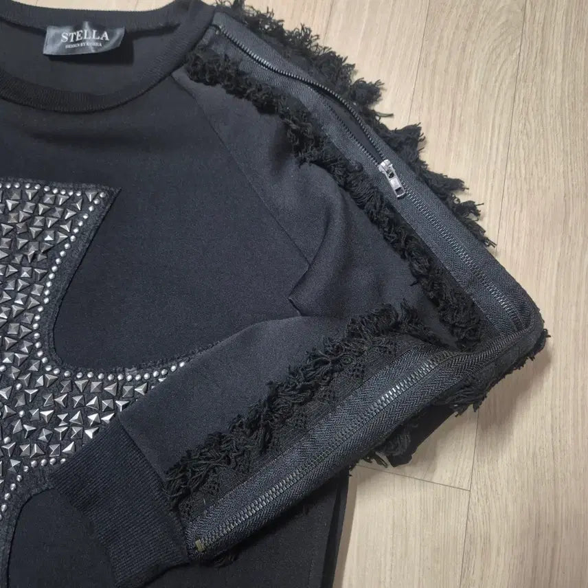 [BUNJANG] STELLA Black Chrome Studded Cross Sweatshirt / STELLA 스텔라 블랙 크롬스터드 크로스 맨투맨