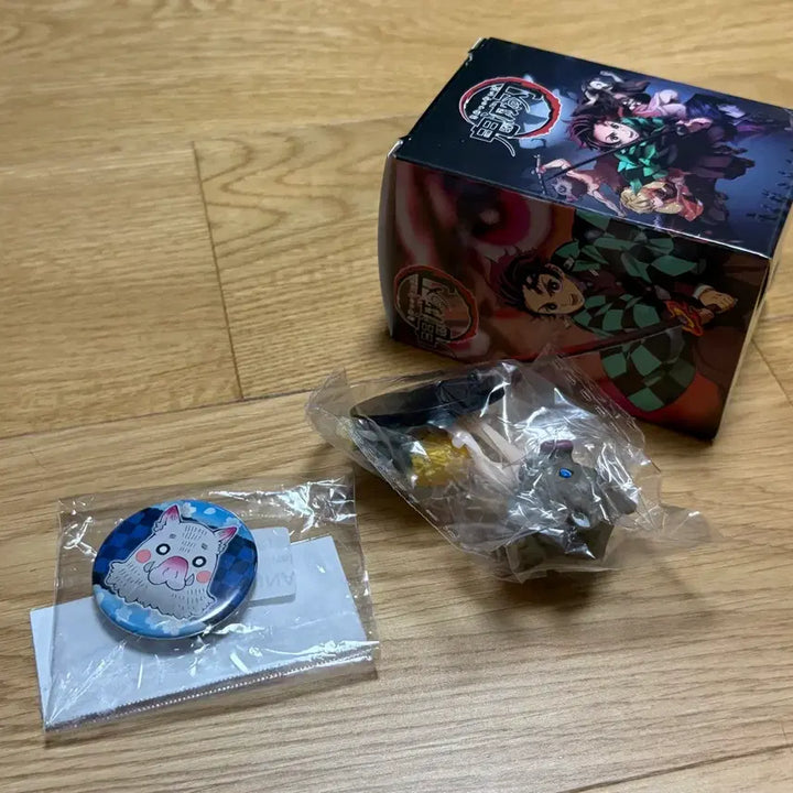 [BUNJANG] Demon Slayer Inosuke Jump Shop Original Drawing Mini Badge + Bonus Figure / 귀멸의칼날 귀칼 이노스케 점프샵 원화 미니 뱃지 + 피규어 덤