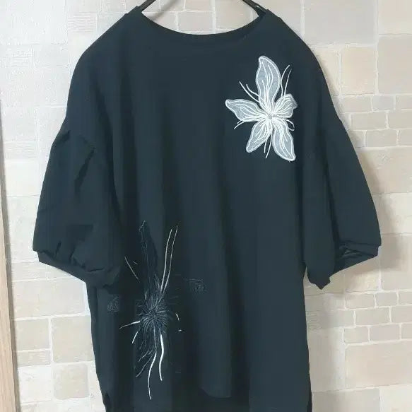 [SOLD OUT] 여성 블랙꽃자수티(새옷)