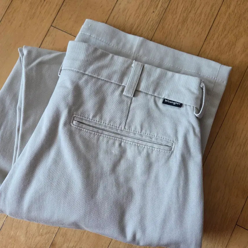 [BUNJANG] Wrangler Two-Tuck Chino Pants / 남녀공용 랭글러 연베이지 투턱 치노팬츠