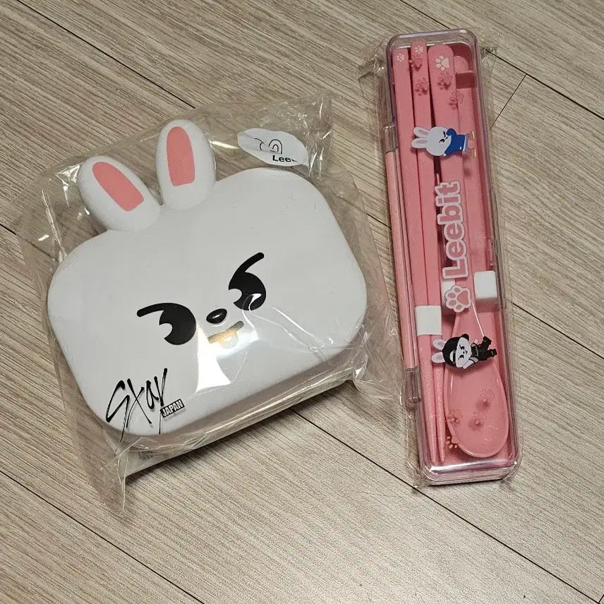 [BUNJANG] 스키즈 일본 온라인 쿠지 스키주 리빗 도시락 수저세트 skz 리노 / 스키즈 일본 온라인 쿠지 스키주 리빗 도시락 수저세트 skz 리노