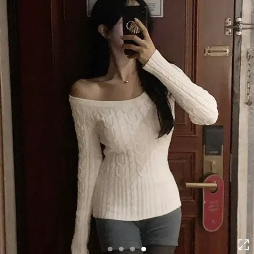 [BUNJANG] Second Second Off-shoulder Cable Knit Sweater / 에이블리 세컨드세컨 오프숄더 꽈배기 니트