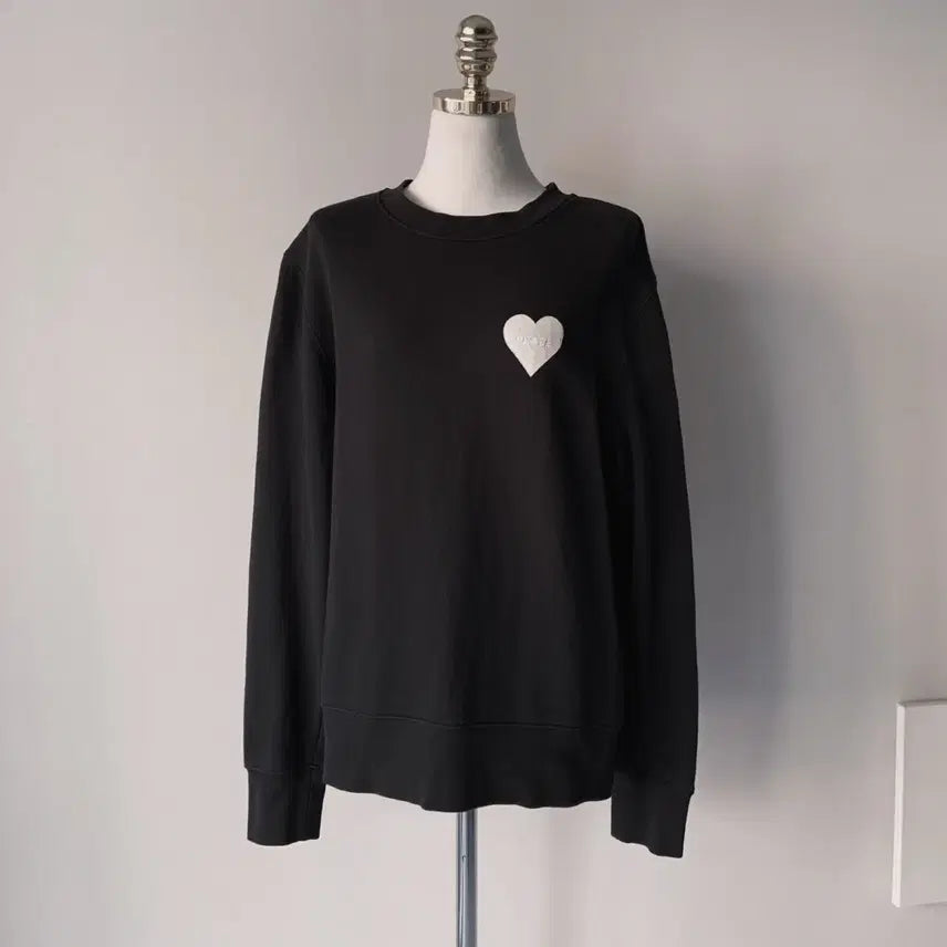 [BUNJANG] Sandro Heart Patch Black Sweatshirt / 산드로 하트 패치 블랙 맨투맨 티셔츠