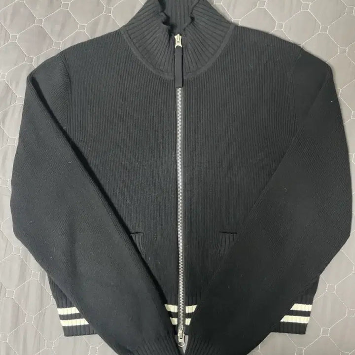 [SOLD OUT] 새상품급 마뗑킴 니트 집업 M