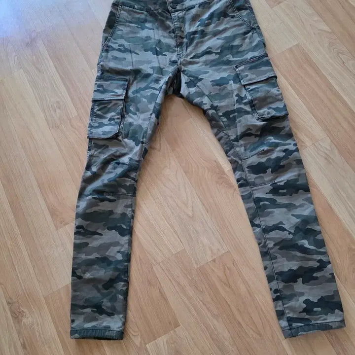[SOLD OUT] H&amp;M  카모플라쥬 패턴 카고 팬츠예요(춘하용)35