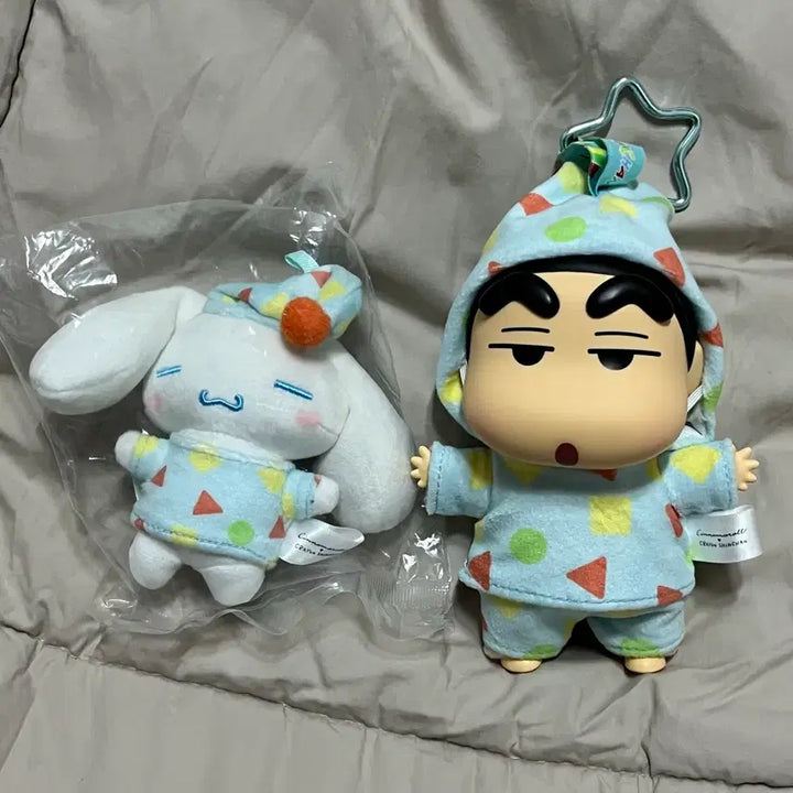 [BUNJANG] Crayon Shin-chan &amp; Cinnamoroll Collaboration Plush Keychain and Badge Set / 짱구 시나모롤 콜라보 인형