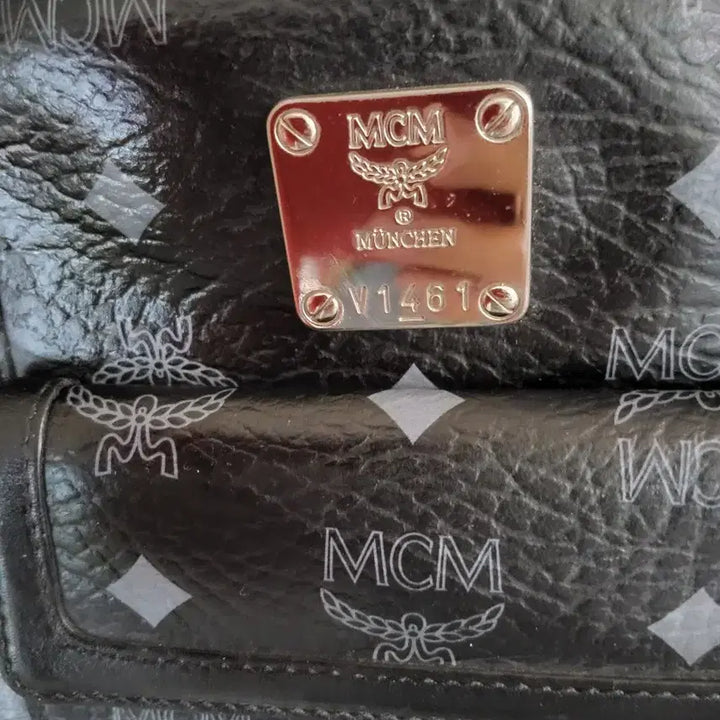 [BUNJANG] MCM 블랙 보스턴백 가방 참 장식 포함 / MCM 블랙 보스턴백 가방 참 장식 포함