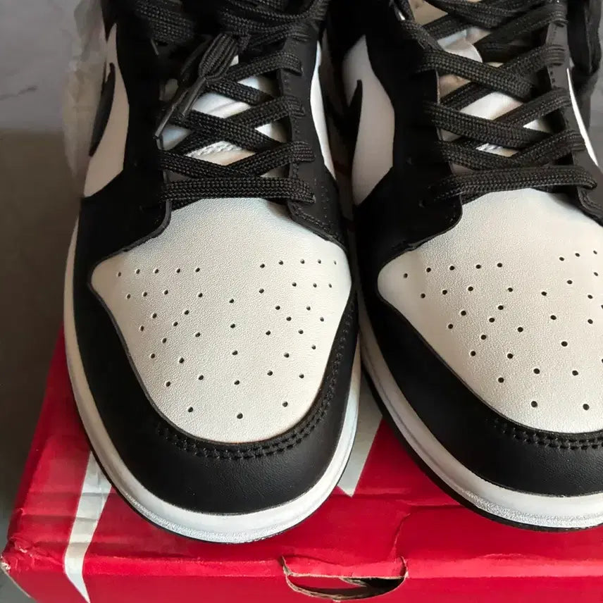 [BUNJANG] Nike Dunk Low Retro White Black Sneakers / 나이키 덩크 로우 레트로 흰검 300싸이즈
