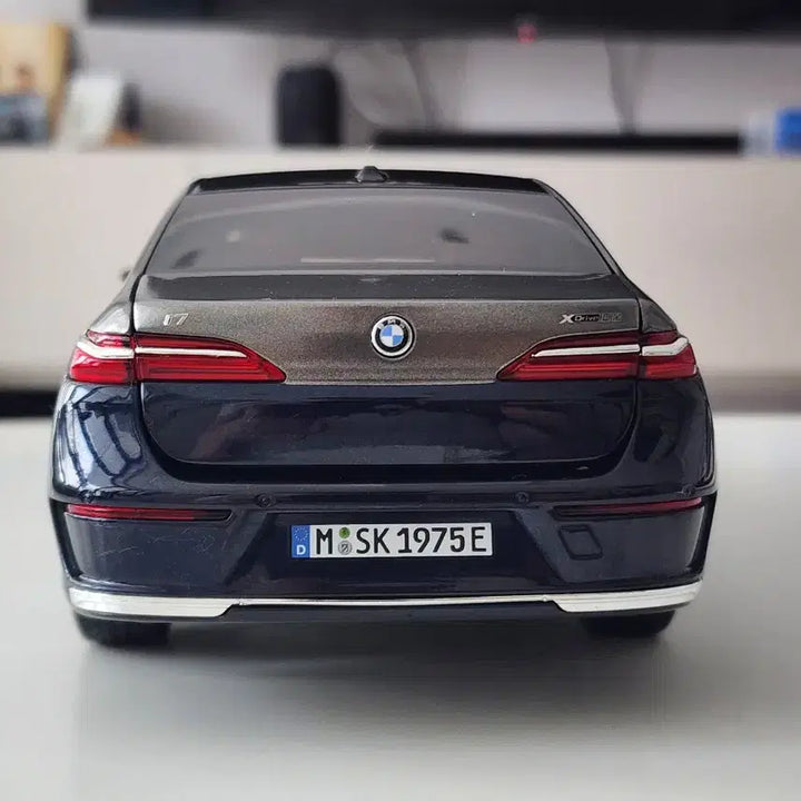 [BUNJANG] 1:18 Minichamps BMW i7 Gray &amp; Blue Two-Tone Dealer Version Diecast Model / 1:18 미니챔프 BMW i7 그레이&amp;블루 투톤 딜러버전 다이캐스트