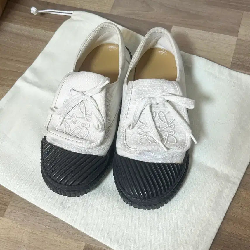 [BUNJANG] Loewe Anagram Sneakers White (Size 37) / 로에베 아나그램 스니커즈 화이트 37