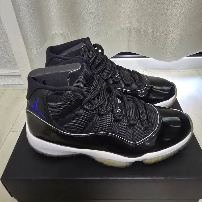 [BUNJANG] Nike Air Jordan 11 Space Jam Sneakers / 나이키 에어조던11 스페이스잼 300사이즈