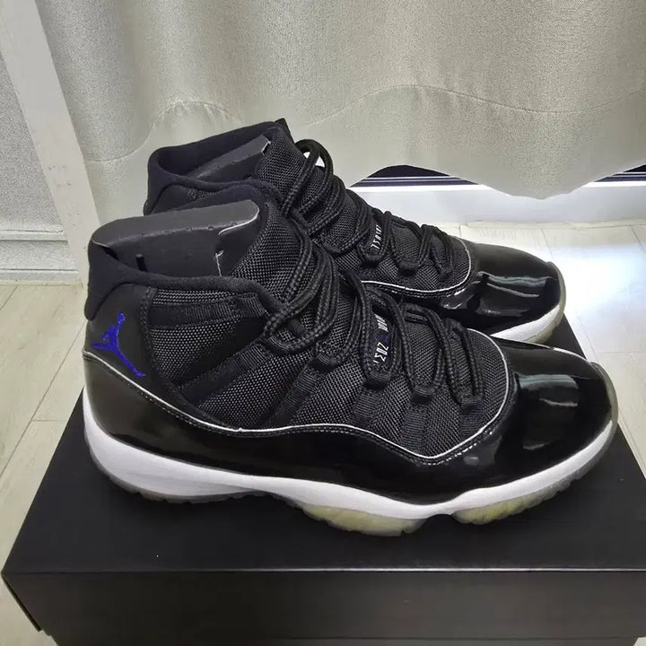[BUNJANG] Nike Air Jordan 11 Space Jam Sneakers / 나이키 에어조던11 스페이스잼 300사이즈