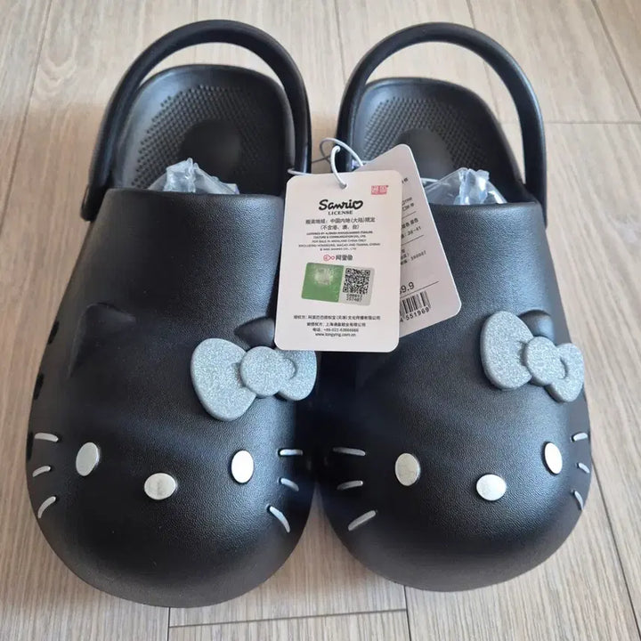 [SOLD OUT] 산리오 헬로키티 블랙 크록스모양 250