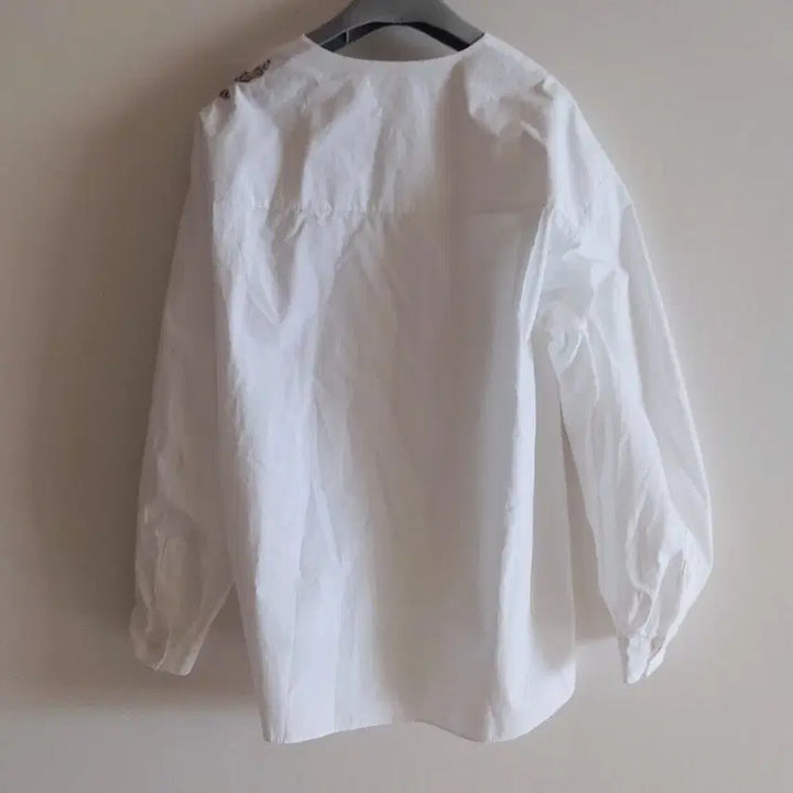 [BUNJANG] White Embroidered Bead Blouse / 화이트 자수비즈 블라우스 (새상품)