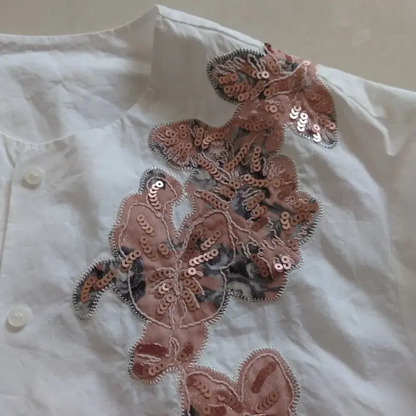 [BUNJANG] White Embroidered Bead Blouse / 화이트 자수비즈 블라우스 (새상품)