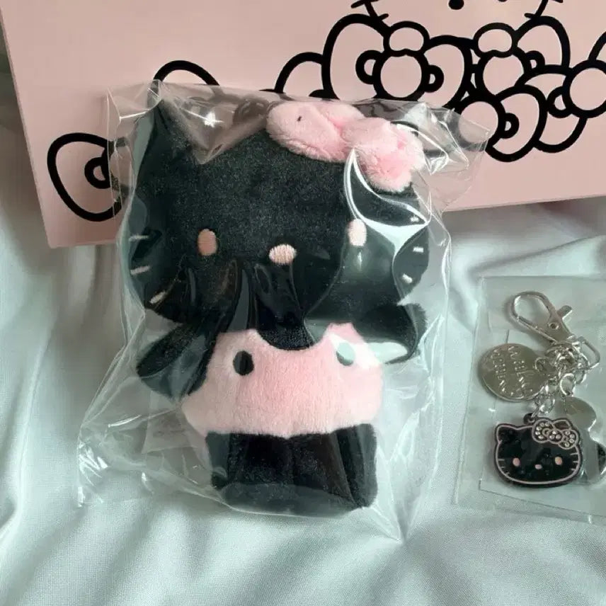 [BUNJANG] WakeMake Hello Kitty Black Doll Keyring (Sealed) / 미개봉 새상품 웨이크메이크 헬로키티 블랙 인형 키링