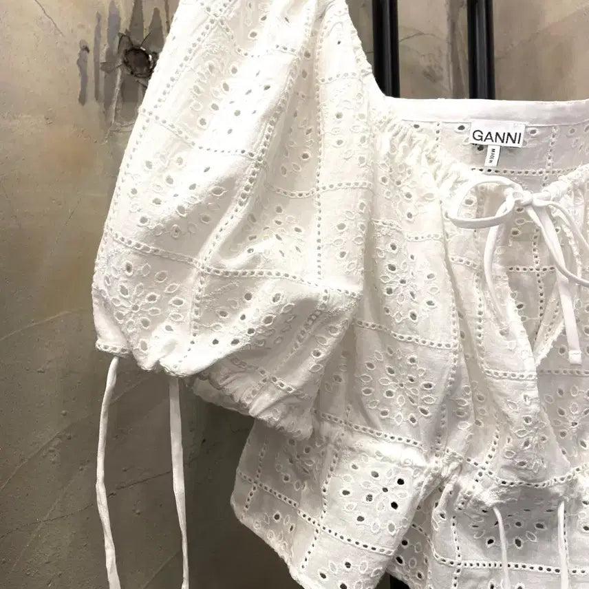 [SOLD OUT] 가니 Broderie Anglaise Cropped Top 55~66