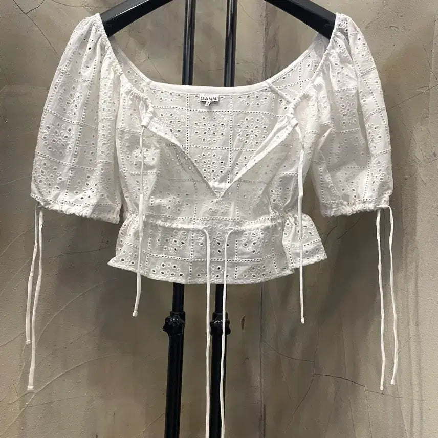[SOLD OUT] 가니 Broderie Anglaise Cropped Top 55~66