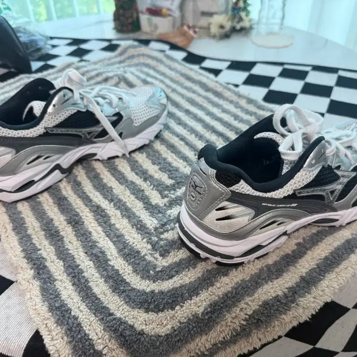 [BUNJANG] Mizuno Wave Rider 10 Sneakers / 미즈노 웨이브 라이더 10 운동화 런닝화 240(235실착)