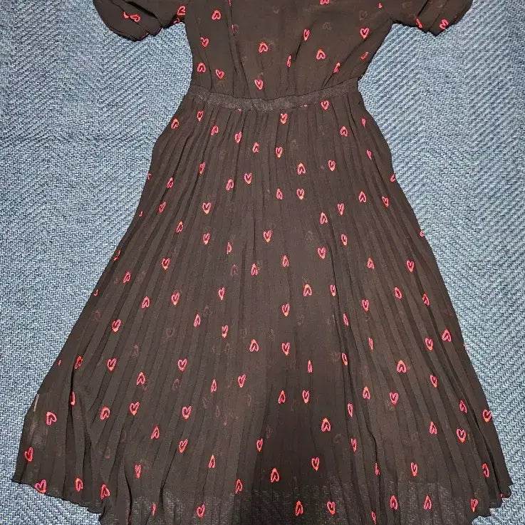 [BUNJANG] Maje Black Heart Pattern Pleated Long Dress / 마쥬블랙 하트 패턴 반팔 롱 원피스