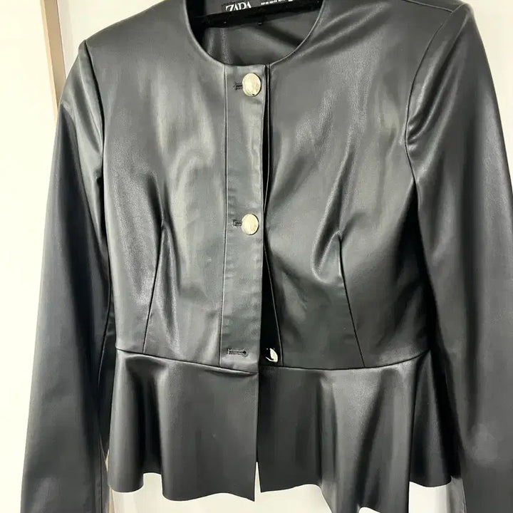 [SOLD OUT] ZARA 블랙 페플럼 레더 자켓 xs