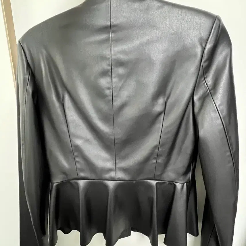 [SOLD OUT] ZARA 블랙 페플럼 레더 자켓 xs