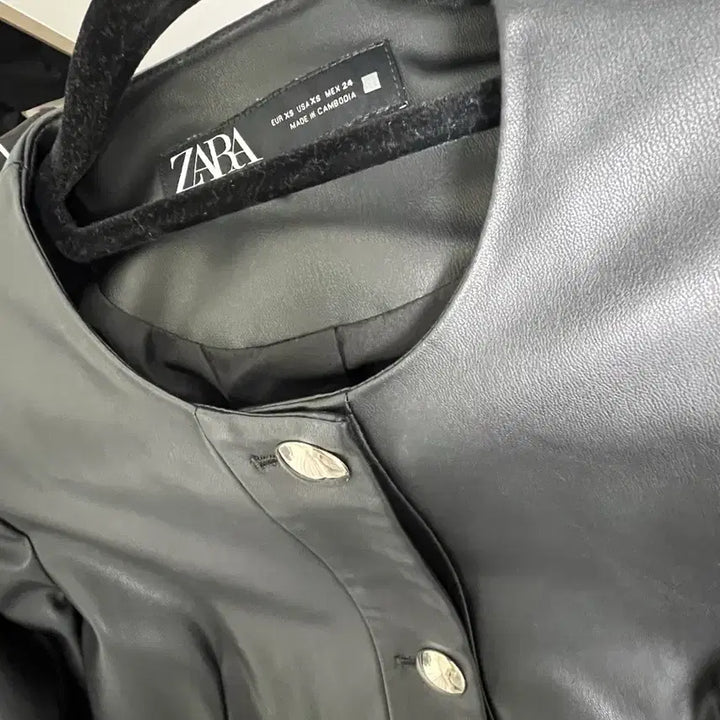 [SOLD OUT] ZARA 블랙 페플럼 레더 자켓 xs