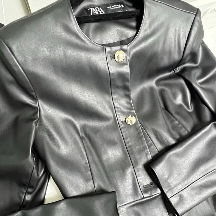 [SOLD OUT] ZARA 블랙 페플럼 레더 자켓 xs