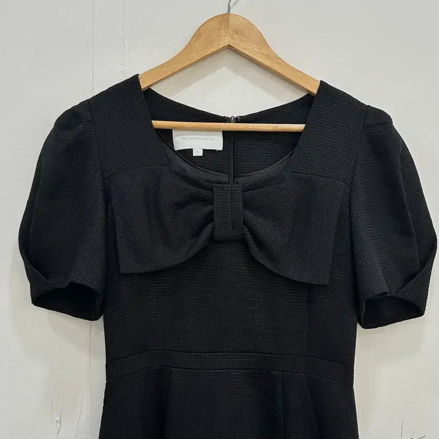 [SOLD OUT] BAU 비에이유 바이 브라이드앤유 리본 퍼프 원피스 1 블랙 하객룩