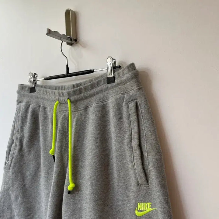 [BUNJANG] Nike Gray Sweatpants / 나이키 형광 스우시로고 그레이 팬츠 M