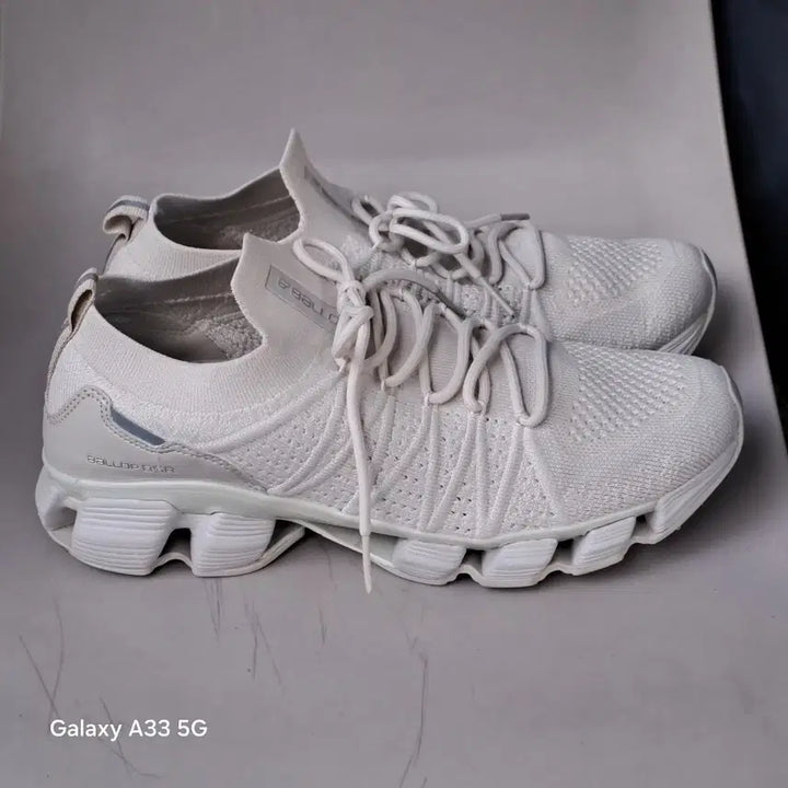 [BUNJANG] Vellop Beige Sneakers / 벨롭  베이지  255/260