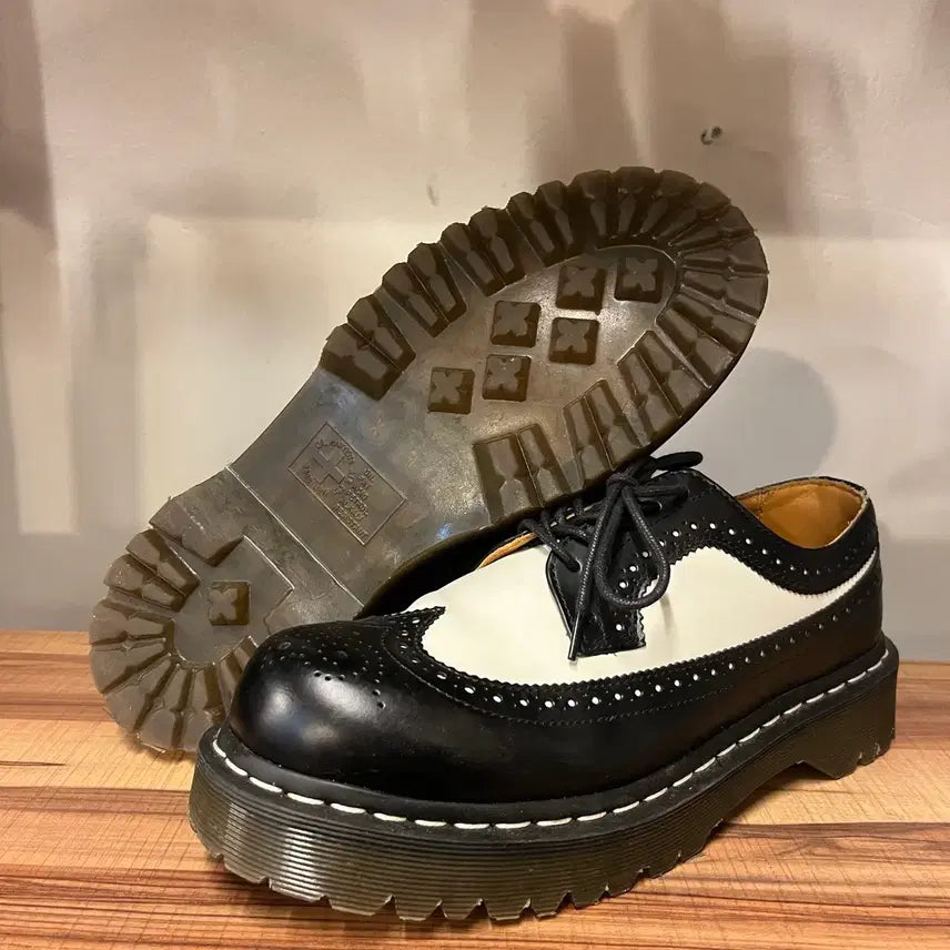 [SOLD OUT] 닥터마틴 블랙 앤 화이트 윙팁 슈즈 미키마우스