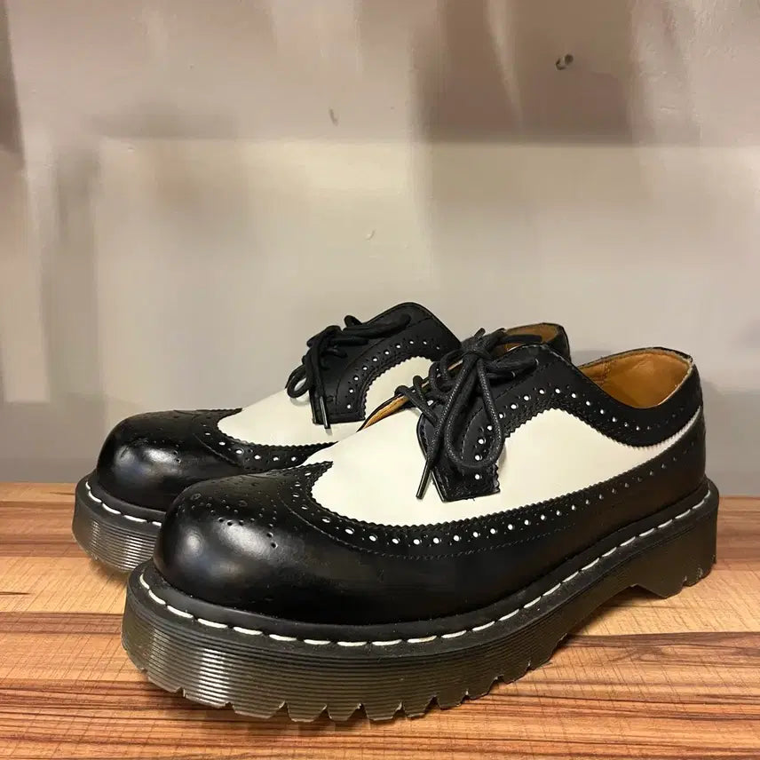 [SOLD OUT] 닥터마틴 블랙 앤 화이트 윙팁 슈즈 미키마우스