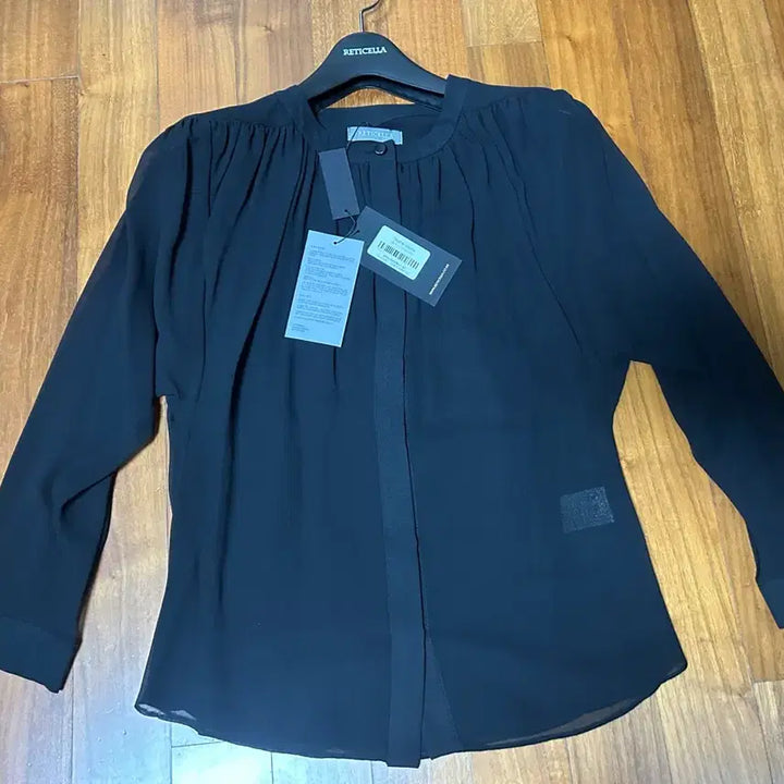 [SOLD OUT] 레티첼라 블랙 블라우스
