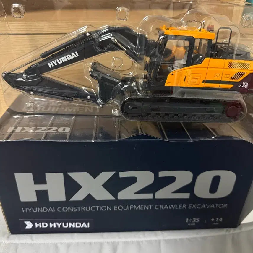 [BUNJANG] Hyundai HX220 Excavator Model 1:35 Scale / HX220 포크레인 피규어 모형 판매합니다