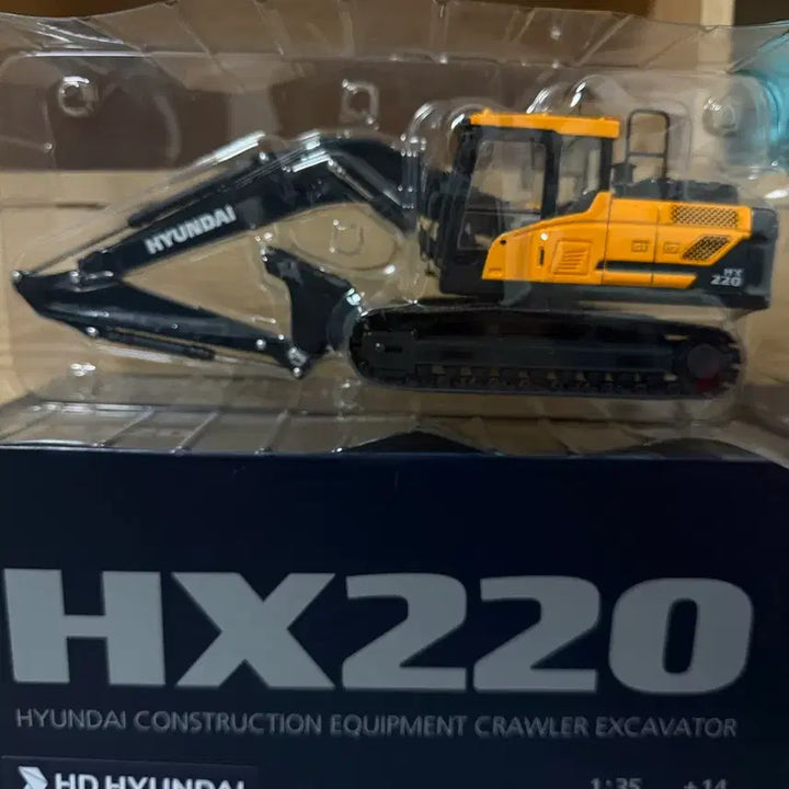 [BUNJANG] Hyundai HX220 Excavator Model 1:35 Scale / HX220 포크레인 피규어 모형 판매합니다