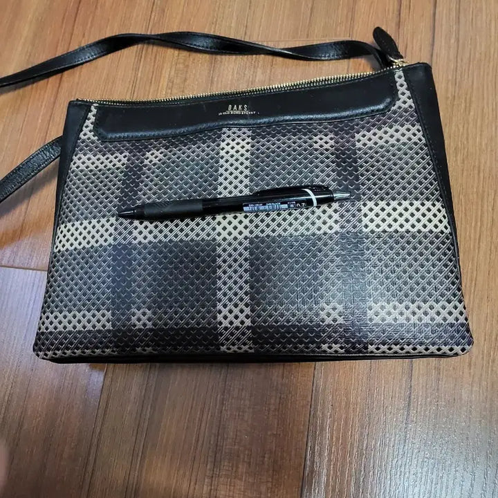[BUNJANG] Daks Checkered Crossbody Bag / 닥스 체크무늬 크로스백 블랙
