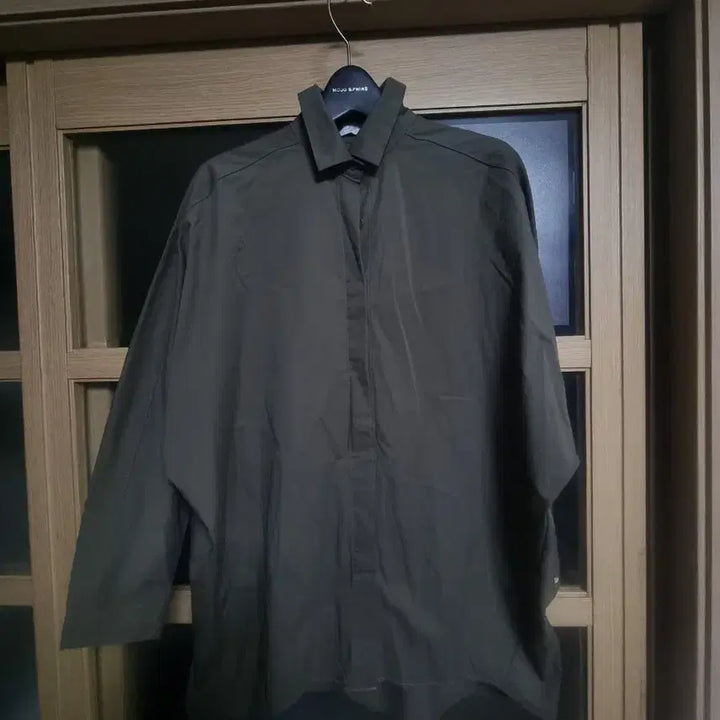 [BUNJANG] BISOO Shirt-Style Long Blouse Khaki / 바이서우 셔츠형 롱 블라우스 카키 f
