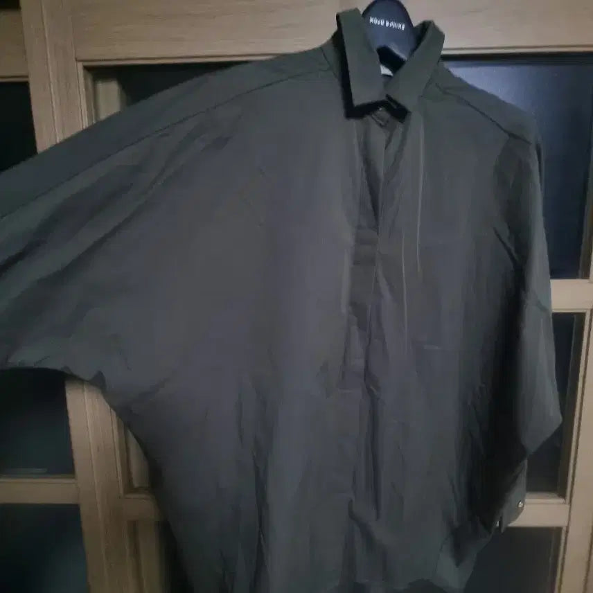 [BUNJANG] BISOO Shirt-Style Long Blouse Khaki / 바이서우 셔츠형 롱 블라우스 카키 f