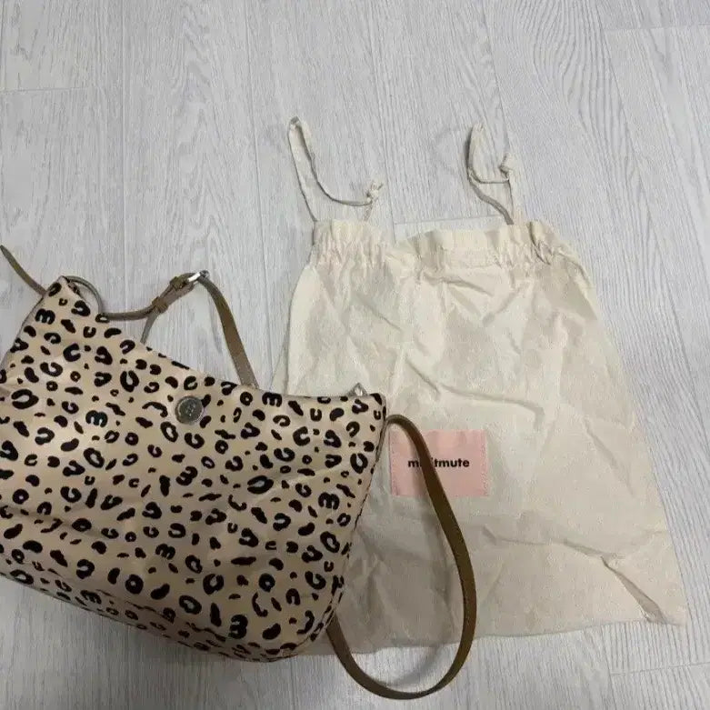 [BUNJANG] Minitmute Closoft Leopard Shoulder Bag / 미닛뮤트 클로소프트 레오파즈