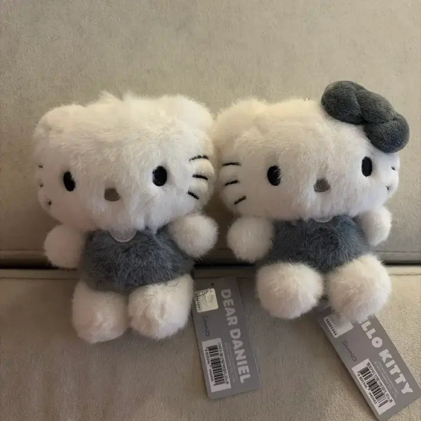 [BUNJANG] Hello Kitty Dear Daniel Monochrome Gray Keyring Doll / 헬로 키티 디어 다니엘 커플 모노 흑백 그레이 키링 인형