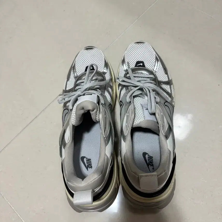 [SOLD OUT] 나이키 V2K 런 메탈릭 290