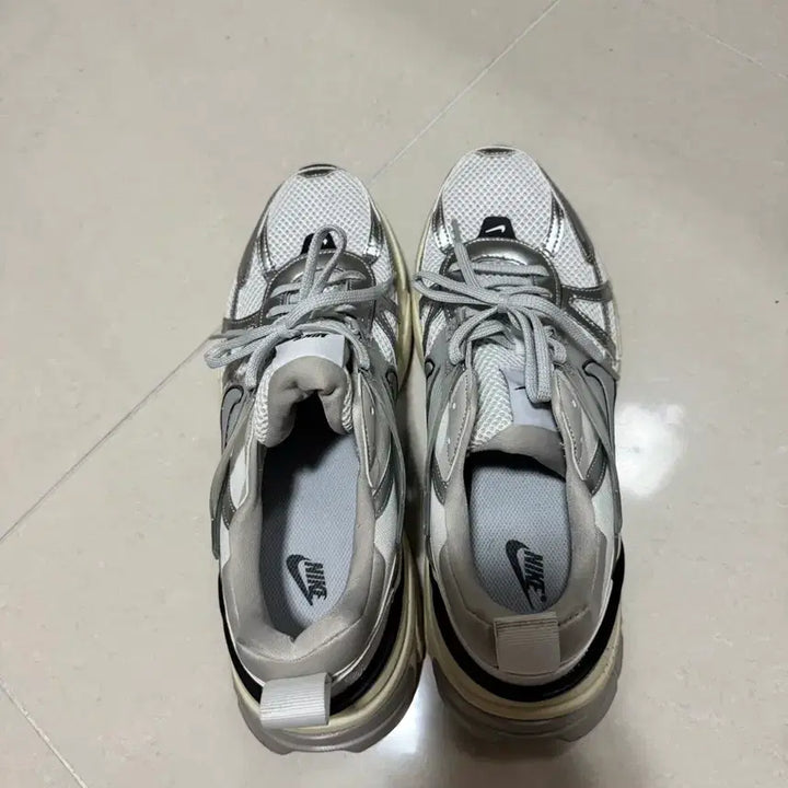 [SOLD OUT] 나이키 V2K 런 메탈릭 290