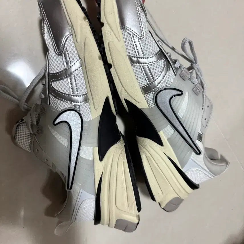 [SOLD OUT] 나이키 V2K 런 메탈릭 290
