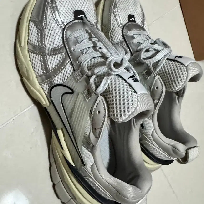 [SOLD OUT] 나이키 V2K 런 메탈릭 235