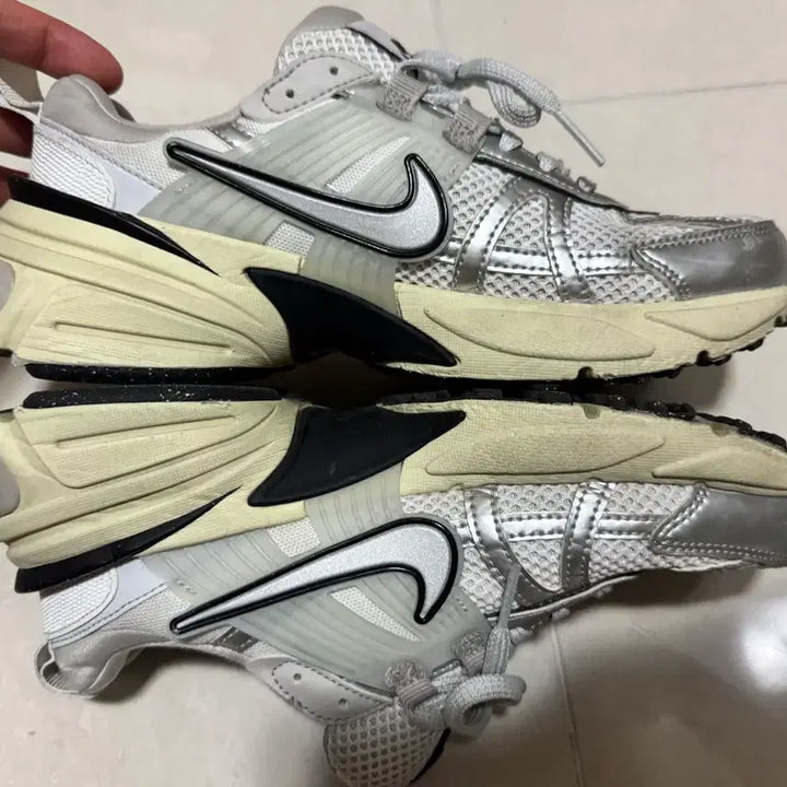 [SOLD OUT] 나이키 V2K 런 메탈릭 235