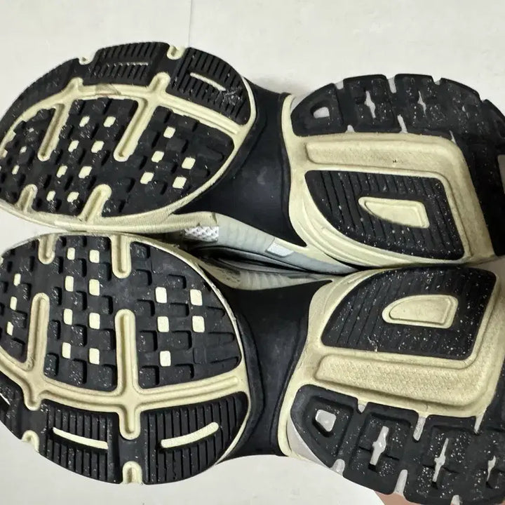 [SOLD OUT] 나이키 V2K 런 메탈릭 235